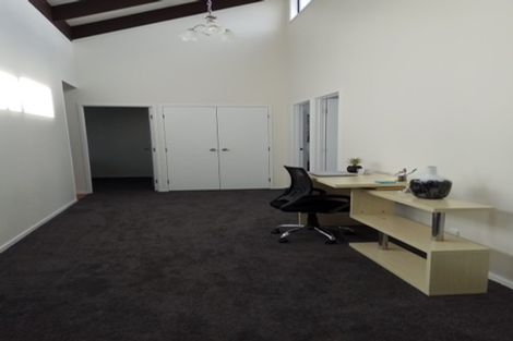 Photo of property in 52 Meadowood Drive, Unsworth Heights, Auckland, 0632