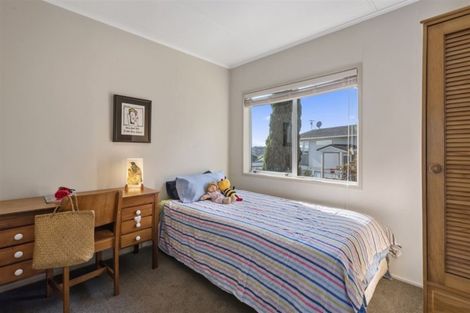 Photo of property in 11 Valley View Road, Glenfield, Auckland, 0629