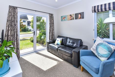 Photo of property in 6 Cornwall Place, Karaka, Papakura, 2113