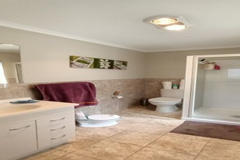 Photo of property in 25 Andover Way, Goodwood Heights, Auckland, 2105