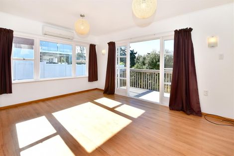 Photo of property in 12 Barker Rise, Northcross, Auckland, 0632