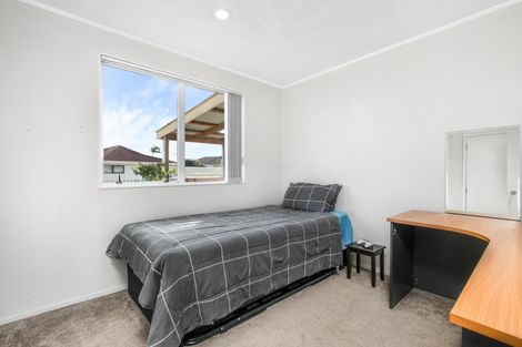 Photo of property in 2/17 Etherton Drive, Weymouth, Auckland, 2103