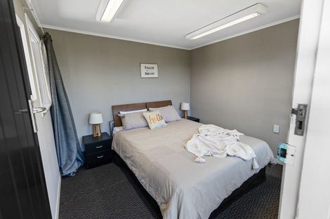 Photo of property in 2 Anzio Place, Awapuni, Palmerston North, 4412