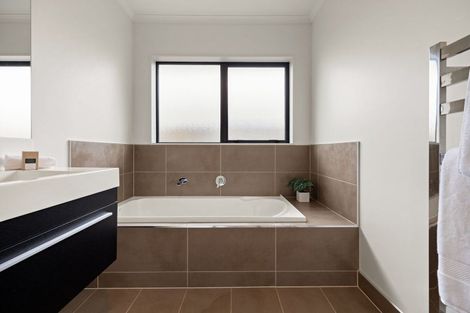 Photo of property in 33 Whitney Place, Rototuna North, Hamilton, 3210