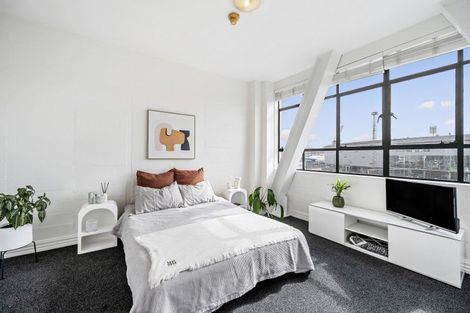 Photo of property in Endeavour Apartments, 11/125 Thorndon Quay, Pipitea, Wellington, 6011