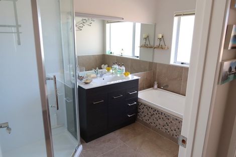 Photo of property in 36 Gillett Place, Botany Downs, Auckland, 2014