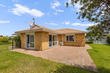 Photo of property in 88 Lakeside Drive, Orewa, 0931