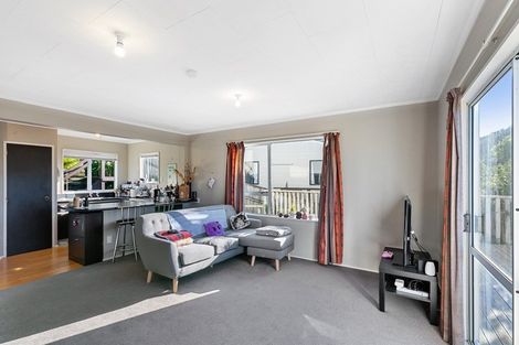 Photo of property in 32a Cheltenham Terrace, Newlands, Wellington, 6037