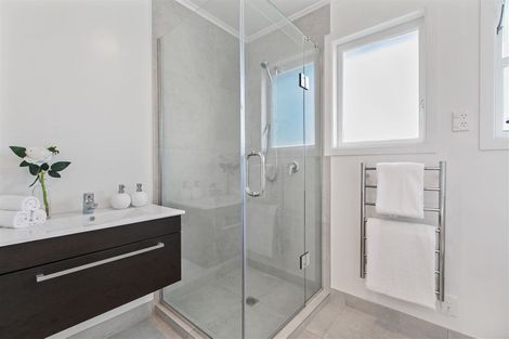 Photo of property in 1/35 Verran Road, Birkenhead, Auckland, 0626