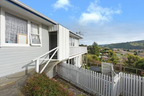 Photo of property in 32 Castle Crescent, Stokes Valley, Lower Hutt, 5019