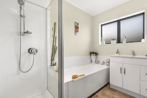 Photo of property in 2/24 Grove Road, Papakura, 2110