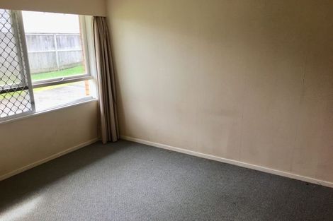 Photo of property in 2/7 Luplau Crescent, Cockle Bay, Auckland, 2014