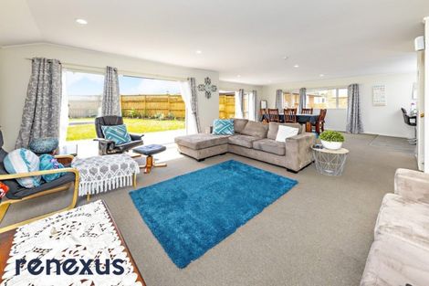 Photo of property in 8 Birchlea Rise, Goodwood Heights, Auckland, 2105