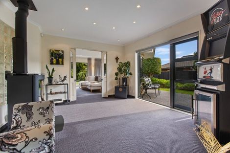 Photo of property in 22 Kinross Drive, Merrilands, New Plymouth, 4312