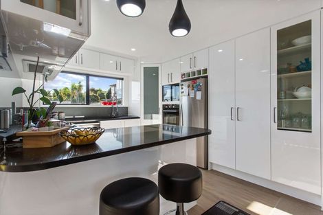 Photo of property in 2/33 Sea Vista Avenue, Beach Haven, Auckland, 0626