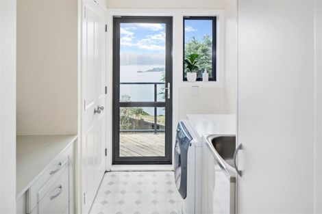 Photo of property in 18 Bennett Grove, Newlands, Wellington, 6037