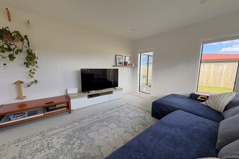 Photo of property in 37 Boeing Way, Newlands, Wellington, 6037