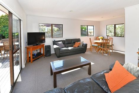Photo of property in 2/88 Athena Drive, Totara Vale, Auckland, 0629