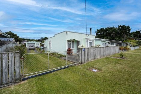 Photo of property in 16 Chrystal Street, Foxton Beach, Foxton, 4815