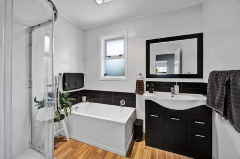 Photo of property in 1 Nikau Street, Inglewood, 4330