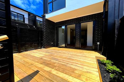 Photo of property in 15 Meg Lane, Glen Eden, 0602