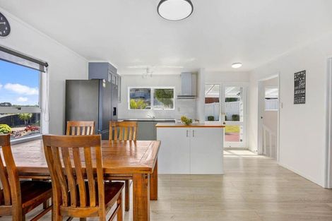 Photo of property in 24 Squirrel Lane, Browns Bay, Auckland, 0630