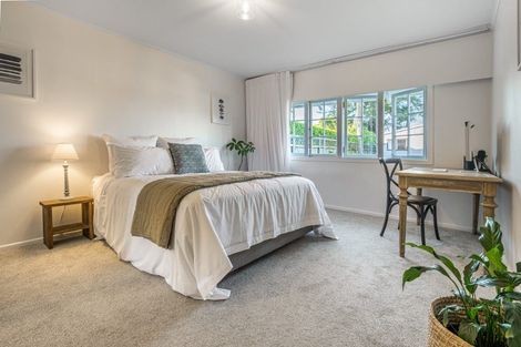 Photo of property in 5 Stanley Point Road, Stanley Point, Auckland, 0624