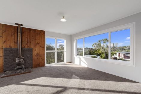 Photo of property in 10 Totaravale Drive, Totara Vale, Auckland, 0629
