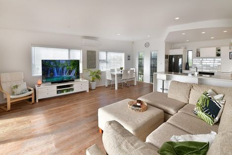 Photo of property in 2/1376 Whangaparaoa Road, Army Bay, Whangaparaoa, 0930