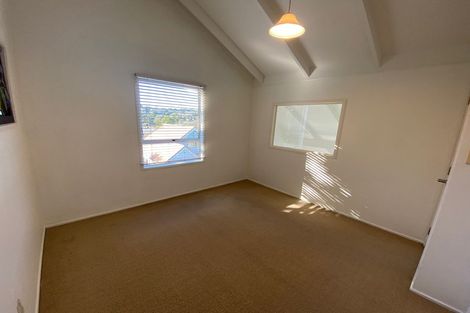Photo of property in 2/32 Knightsbridge Drive, Forrest Hill, Auckland, 0620