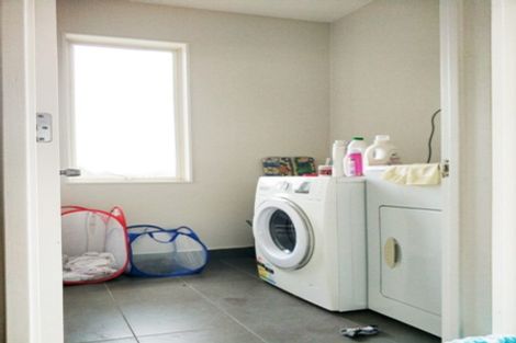 Photo of property in 8 Lakeridge Close, Northcross, Auckland, 0632