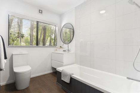 Photo of property in 3/57 Pupuke Road, Birkenhead, Auckland, 0627