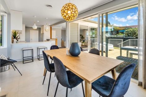 Photo of property in 17 Advene Road, Cockle Bay, Auckland, 2014