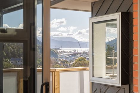 Photo of property in 14 Cornwall Street, Picton, 7220