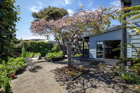 Photo of property in 1 Bay View Road, Raglan, 3225