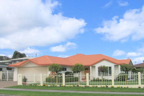 Photo of property in 2 Fairview Terrace, Waipahihi, Taupo, 3330