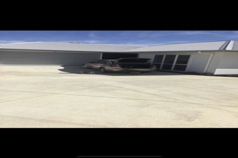 Photo of property in 589d Great South Road, Rosehill, Papakura, 2113