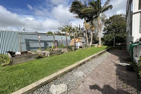 Photo of property in 1 Gaede Terrace, Sunnyvale, Auckland, 0612