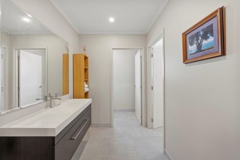 Photo of property in 42 Farrand Road, Kumeu, 0891
