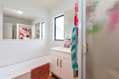 Photo of property in 2/20 Barbados Drive, Unsworth Heights, Auckland, 0632