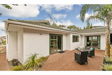 Photo of property in 1/5 Masterton Road, Rothesay Bay, Auckland, 0630