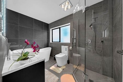 Photo of property in 2a Ballyalton Crescent, Flat Bush, Auckland, 2019