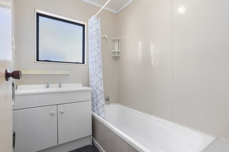 Photo of property in 4/3 Henry Street, Avondale, Auckland, 1026
