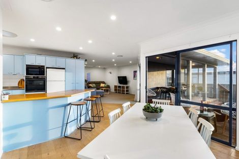 Photo of property in 2/87 Island Bay Road, Beach Haven, Auckland, 0626