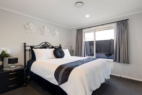 Photo of property in 111 Johnstone Drive, Fitzherbert, Palmerston North, 4410