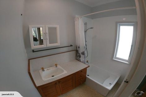 Photo of property in 28 Bertram Road, Kawakawa Bay, Papakura, 2585