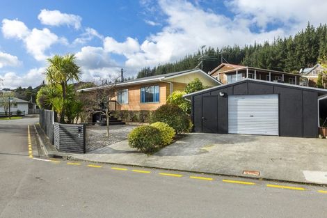 Photo of property in 2 Monarch Grove, Maoribank, Upper Hutt, 5018