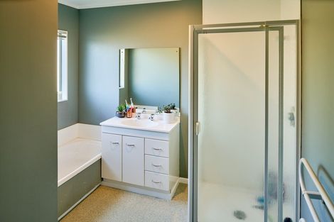 Photo of property in 28 Saunders Close, Whitby, Porirua, 5024