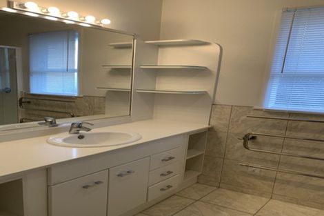 Photo of property in 57 Avonleigh Road, Green Bay, Auckland, 0604