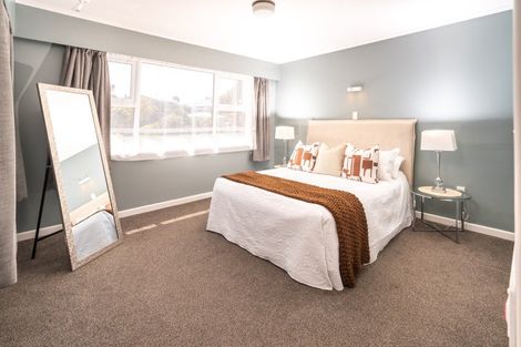 Photo of property in 16 Omega Street, Newlands, Wellington, 6037